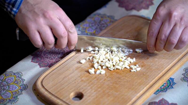 Перекусив начал готовить баклажаны, а именно мелко нарезал чеснок.