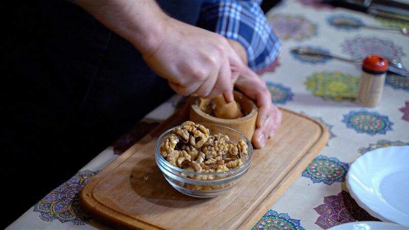 Ностальгируя по тундре, растолок грецкие орехи.