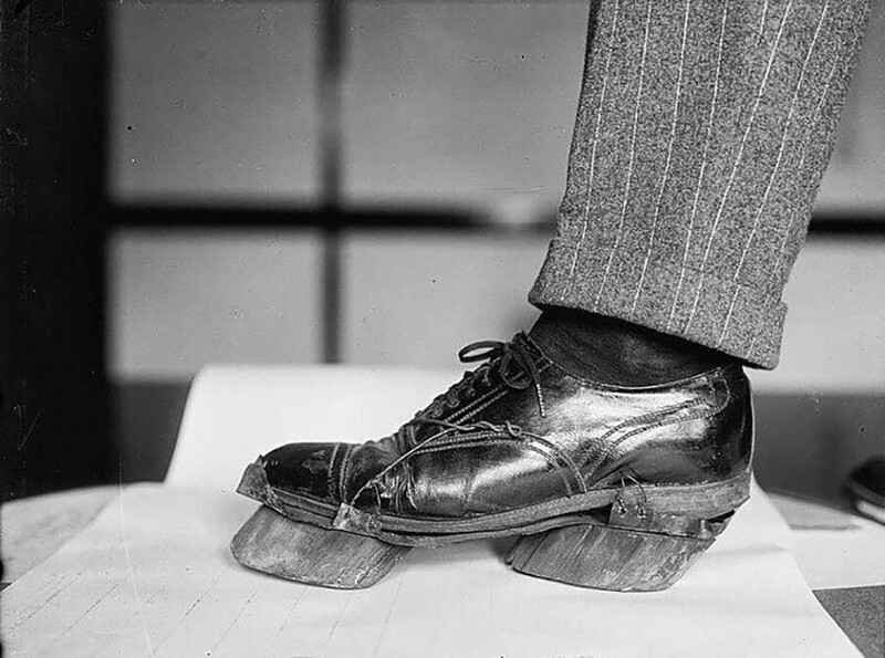Коровьи ботинки. Обувь самогонщиков-контрабандистов, чтобы скрывать своё присутствие. 1922 г.