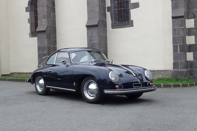 2. Porsche 356A 1600 1957 года продали за €121,584 (12 200 000 руб.).