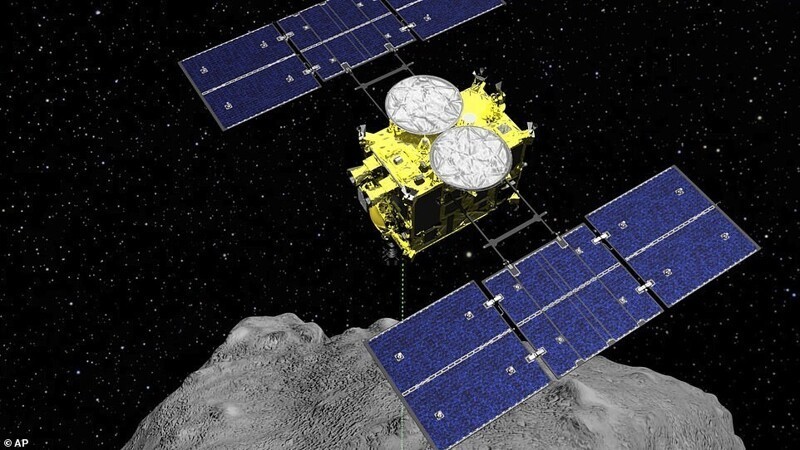 Станция "Хаябуса-2" над астероидом Рюгу, компьютерное графическое изображение, JAXA