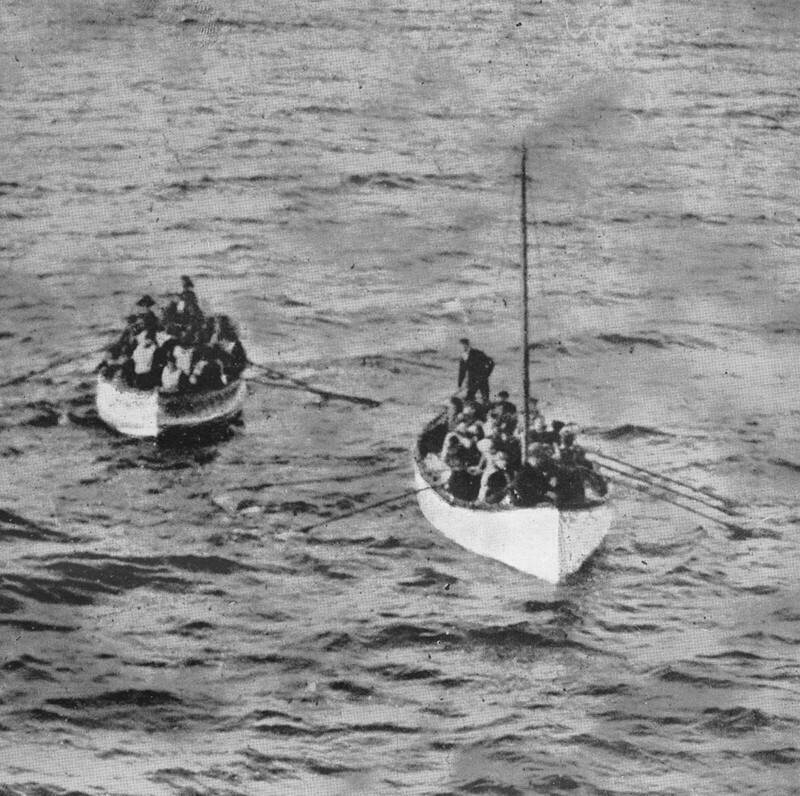 Спасшиеся пассажиры "Титаника" подплывают на шлюпках к судну "Карпатия"