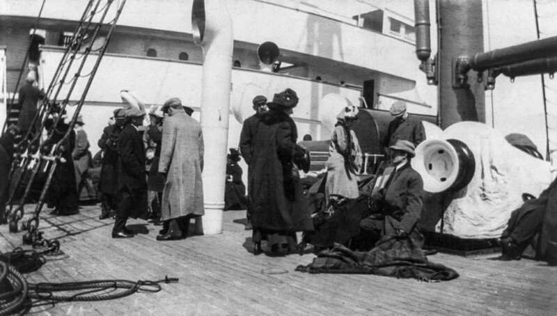 Спасшиеся пассажиры "Титаника" на борту "Карпатии"