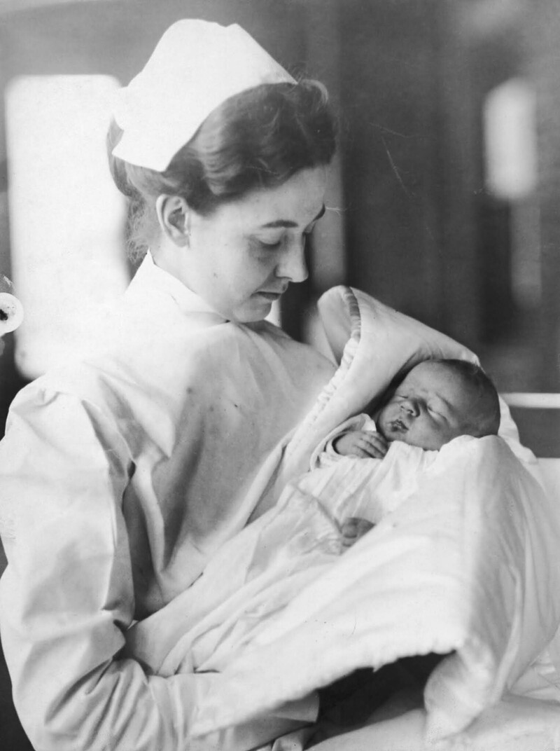 Медсестра держит новорожденного Люсьена П. Смита-младшего. Мать мальчика, Элоиза, была беременна, возвращаясь из медового месяца на борту "Титаника". Отец Люсьена погиб во время катастрофы. Позже Элоиза вышла замуж за другого выжившего