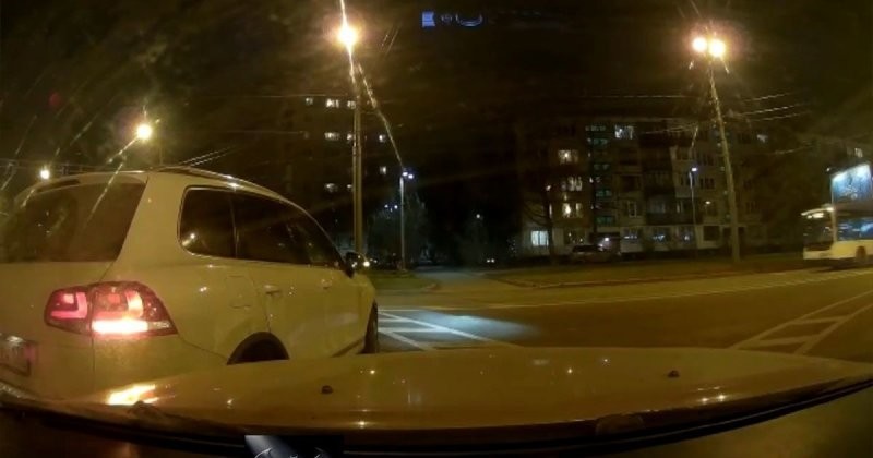 «Ты куда налево поворачиваешь?», — ДТП на перекрестке с круговым движением в Петербурге