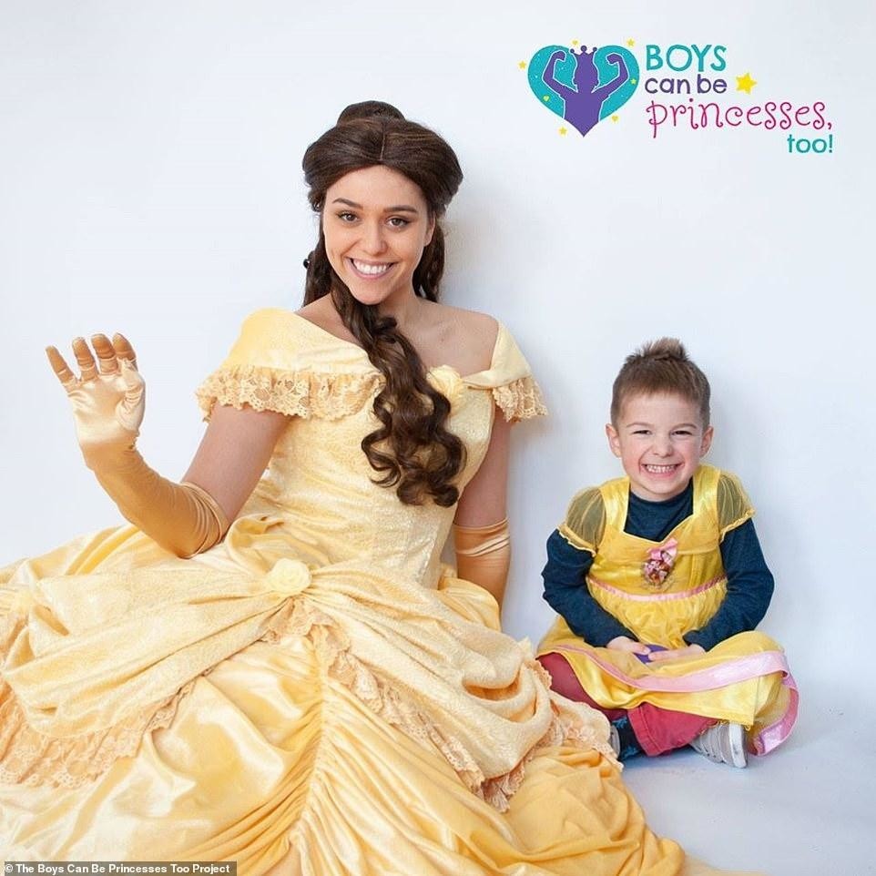 Нарядиться принцессой. Мальчик в платье принцессы. Мальчик одел платье принцессы. Мальчики одетые принцессами. Мальчики тоже принцессы.
