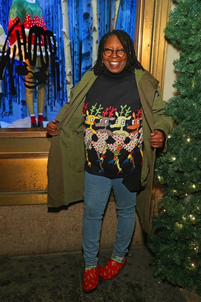 Вупи Голдберг так любит рождественскую одежду, что выпустила собственную коллекцию свитеров с оленями.