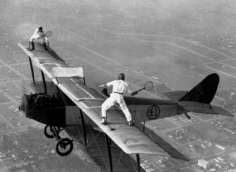 Иван Ангер и Глэдис Рой играют в теннис на крыльях биплана Curtiss JN–4, 1925 год, Лос–Анджелес.