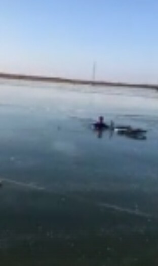 Итальянец-велосипедист поехал покататься по незамерзшей реке в Казахстане и провалился под лед