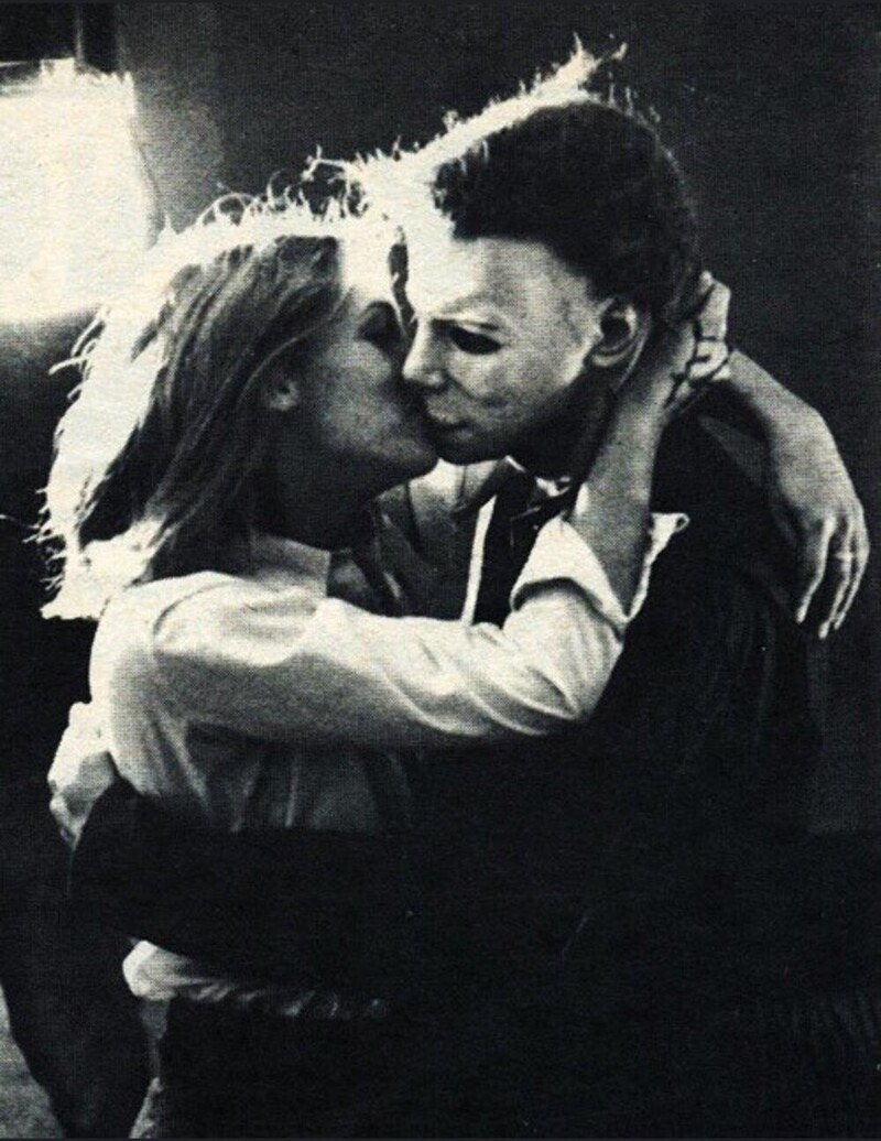 2. Джейми Ли Кёртис целует Майкла Майерса, несмотря на то, что он пытался её убить