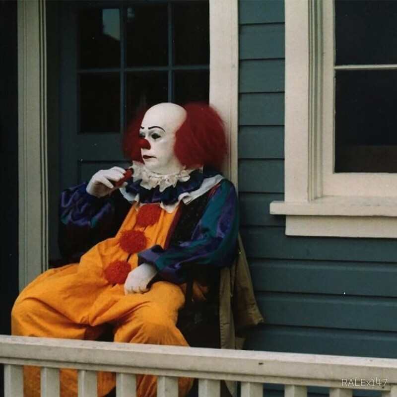 14. Тим Карри отдыхает во время съёмок фильма «Оно» (1990)