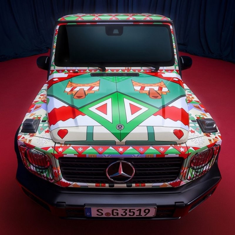 Уродливый рождественский свитер: Mercedes-Benz G-Class и AMG GT R надели в праздничные наряды
