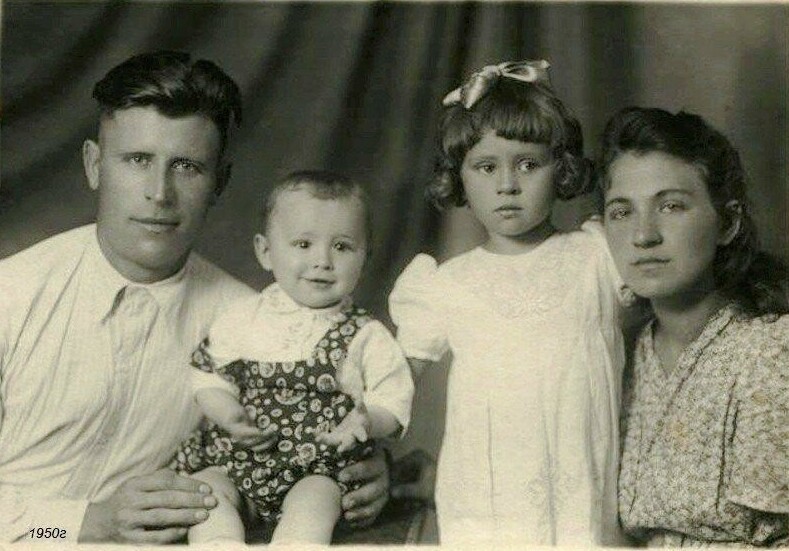 Валентина Толкунова с папой Василием Андреевичем, мамой Евгенией Николаевной и братом Сережей. Начало 1950-х.