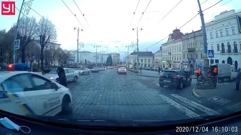 В Черновцах патрульные сбили женщину на пешеходном переходе