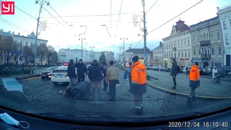 В Черновцах патрульные сбили женщину на пешеходном переходе