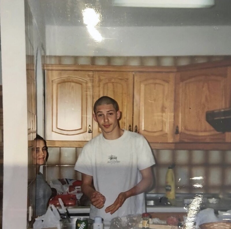Молодой Том Харди на кухне, 1994