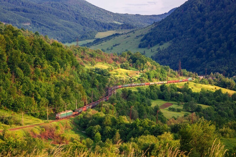 Грузовой поезд на перевале в Карпатах