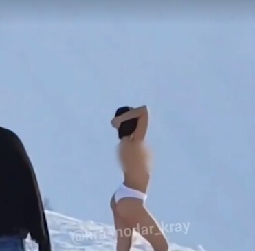 "Шок-контент": туристы в Сочи удивились девушке, обнажившейся для съемки в горах