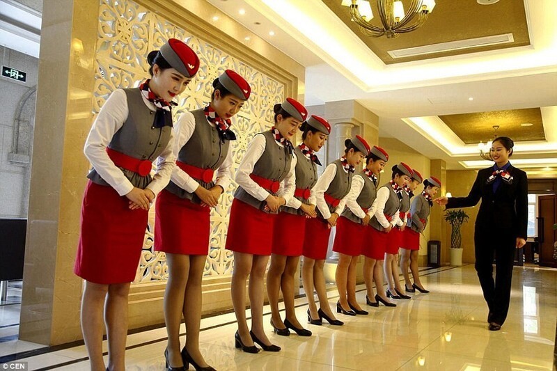 Особенности дрессировки стюардесс в Китае