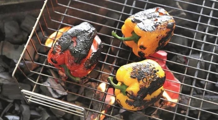 Тушеные на огне говяжьи ребрышки в овощной заливке