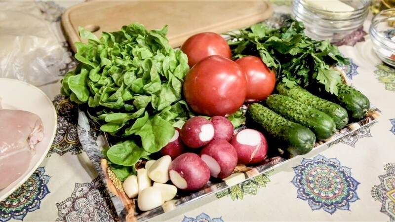 салат «Латук», редиска, свежие огурцы, томаты, чеснок, петрушка.