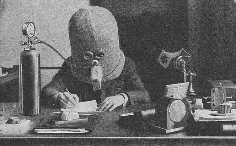 В 1920-м году изобретатель Хьюго Гернсбек сконструировал шлем, чтобы избавиться от нежелательного шума и отвлекающих факторов, с которыми сталкиваются писатели. Устройство получило название «Изолятор» и его целью было повышение концентрации