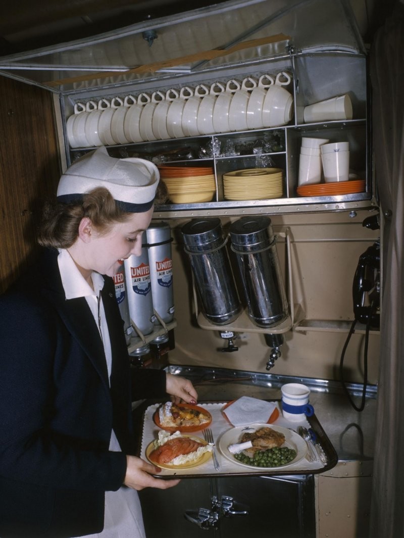 Приготовление пищи в полёте на борту американского авиалайнера, фотограф Luis Marden, 1940: