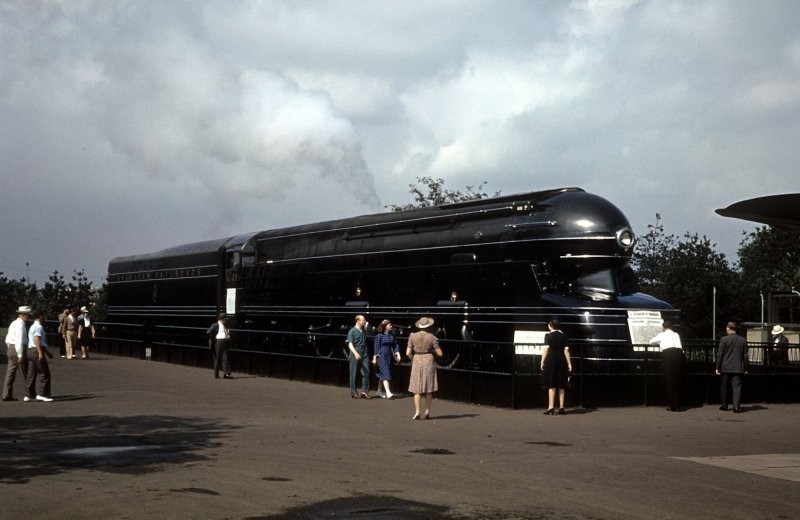 Паровоз класса PRR S1 (прозванный "большой машиной" ('The Big Engine') и разработанный Раймондом Лоуи (Raymond Loewy)), там же, 1940: