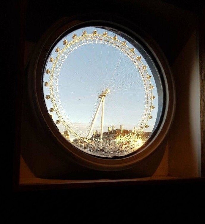 "Я сделал это фото в Лондоне, когда смотрел на колесо обозрения через иллюминатор на лодке"