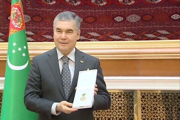 В духе Брежнева: Бердымухамедов и члены туркменского правительства обменялись медалями