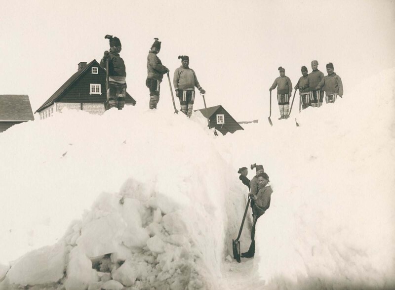 Жители города Нуук расчищают снег. 1889 г.