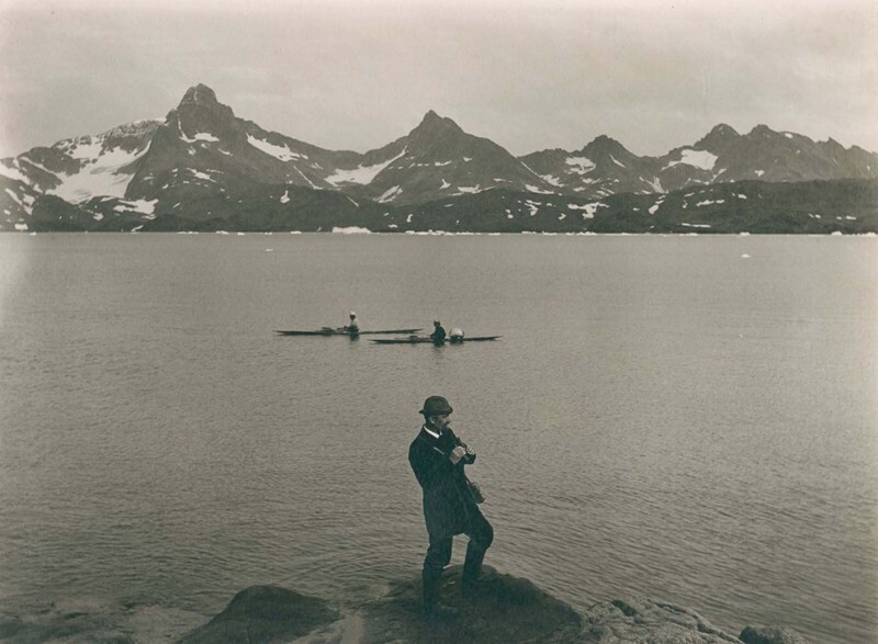 Автопортрет фотографа. Т. Краббе стоит над бухтой Тасиусак. 1889 г.