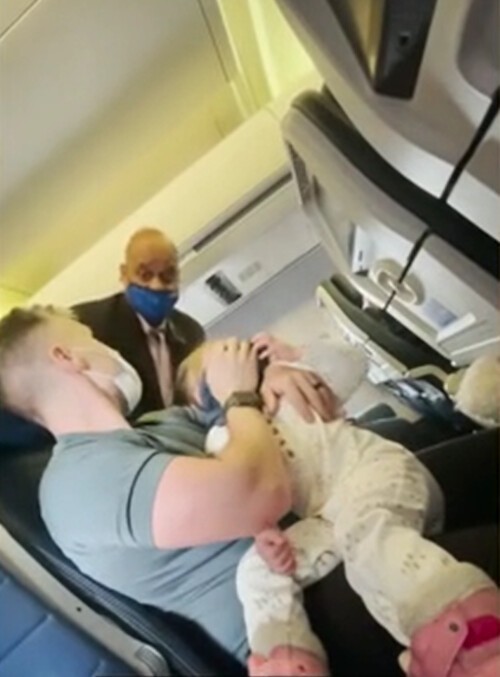 Семью занесли в чёрный список авиакомпании из-за ребёнка, который отказался надеть маску