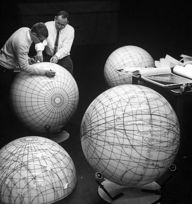 Ученые изучают фазы Луны на лунных глобусах в рамках подготовки к пилотируемому полету на Луну, 1960–е годы, США