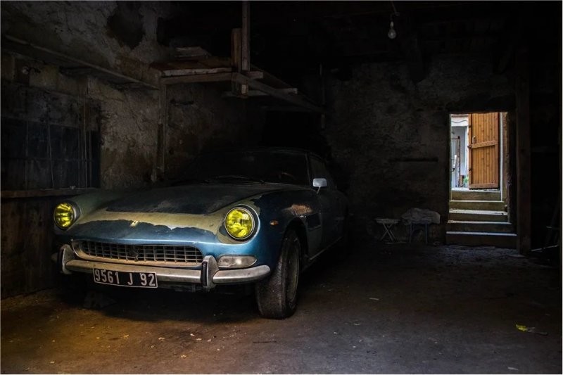 Редкий Ferrari выставят на торги: владелец по странной причине припарковал его в гараже на 46 лет