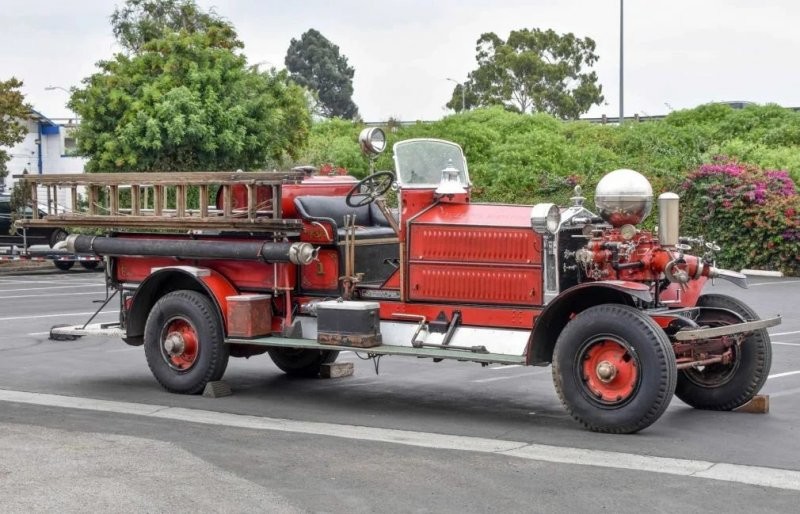Пожарная машина с большим блестящим шаром, которой вот-вот исполнится 100 лет