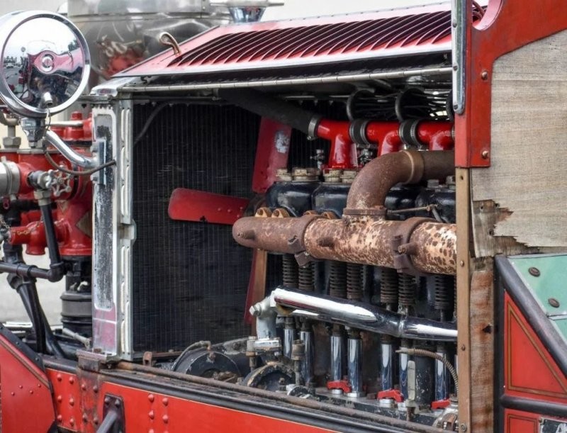 Пожарная машина с большим блестящим шаром, которой вот-вот исполнится 100 лет