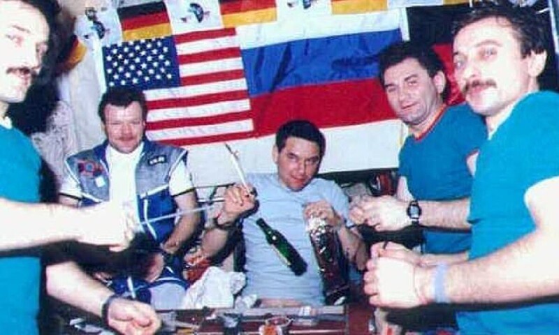 Российские космонавты - чемпионы по обходу запрета на алкоголь в космосе