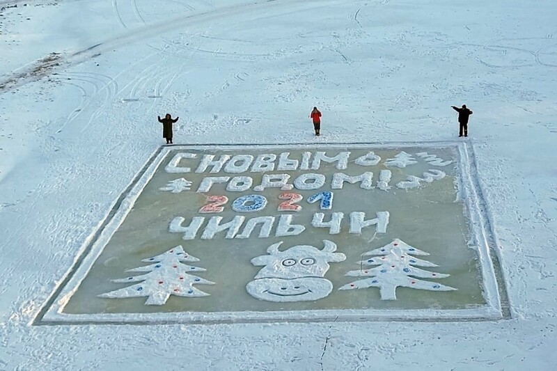 В Амурской области массово рисуют ледовые открытки —  в память об умершем пенсионере