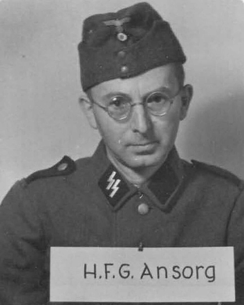 Ханс Анцорг, бывший банковский клерк, член СС с 1933 года, обершарфюрер