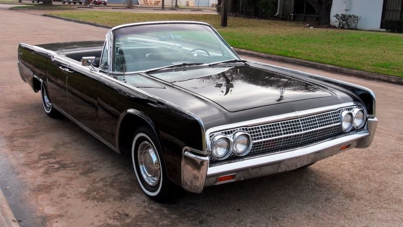 10. Lincoln Continental Convertible 1963 года продан за $106,700 (10 700 000 руб.)