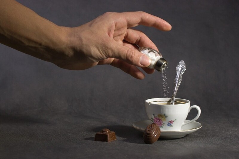 Добавление 1/4 чайной ложки соли к 6 столовым ложкам молотого кофе устраняет горький и кислый привкус, и в то же время делает напиток более насыщенным
