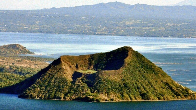 Вулкан Тааль - действующий вулкан на Филиппинах, большинство из 47 кратеров которого спрятано под водой после его сильнейшего извержения много лет назад