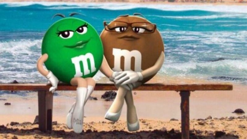Зеленая и коричневая M&Ms - лесбиянки
