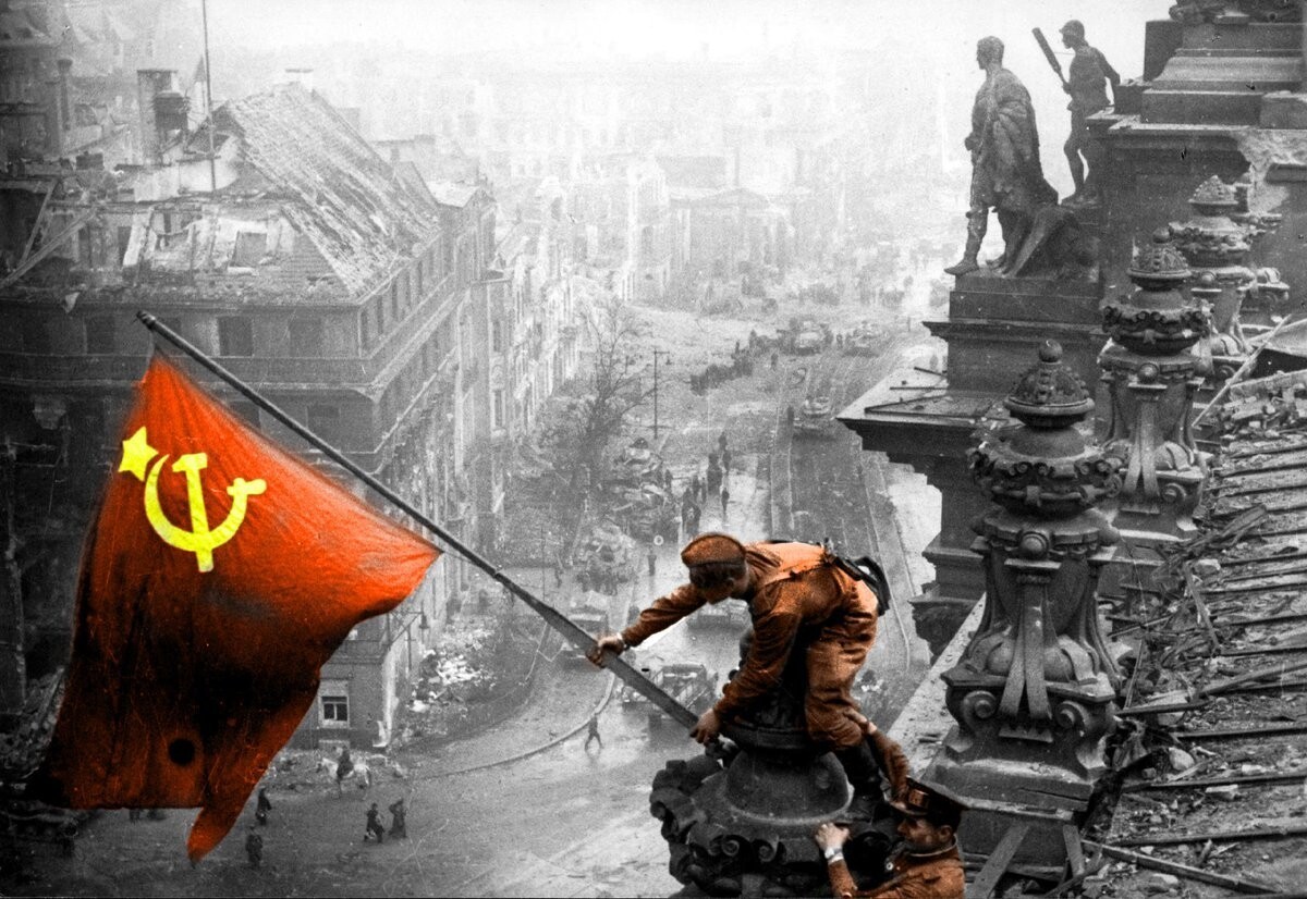 Фейсбук удаляет фото со знаменем победы над рейхстагом