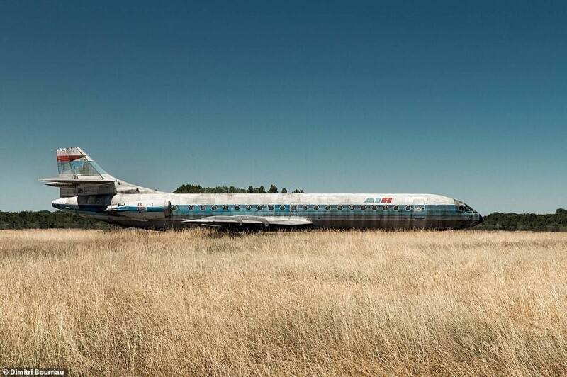 5. Заброшенный авиалайнер в аэропорту Ренн, Франция. Сейчас он перемещен в ангар для защиты от вандалов