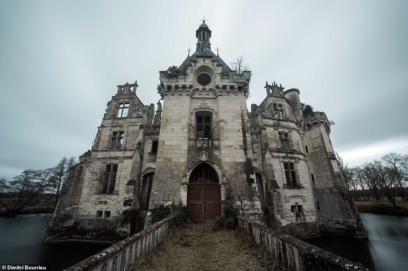 16. Заброшенный замок Шато-де-ла-Мот-Шанденье во французском департаменте Вьен. Большая часть замка была разрушена пожаром в 1932 году