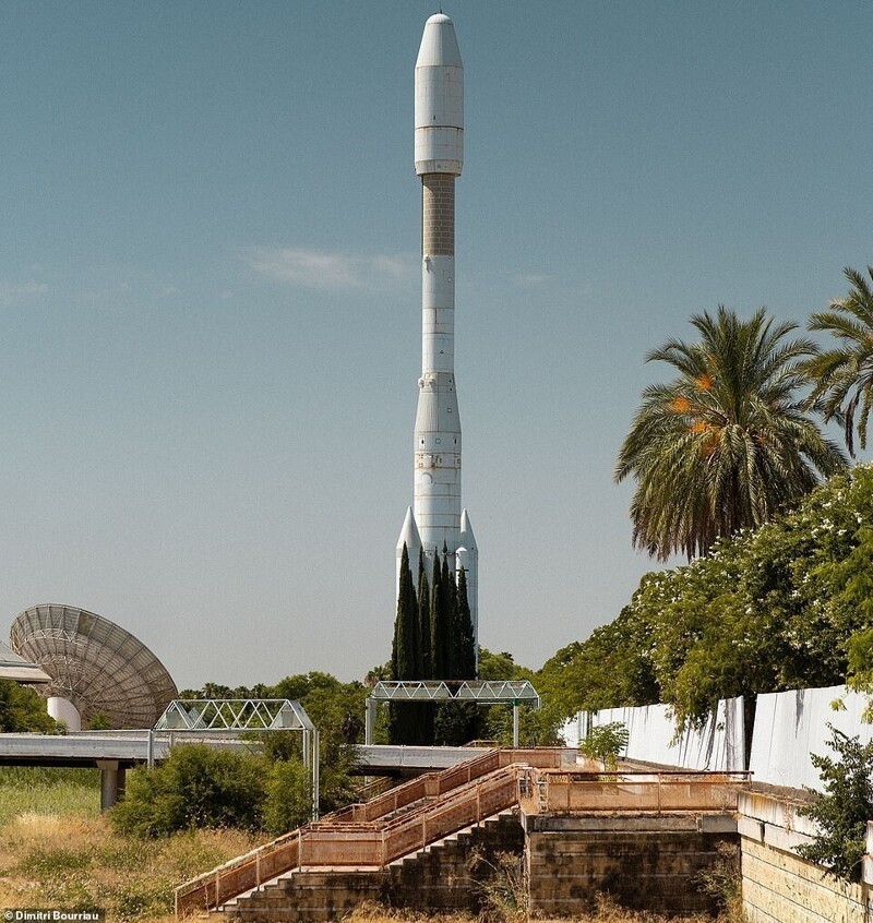 6. Копия ракеты "Ариан" в испанском городе Севилья. Это реликвия выставочного центра Expo 92