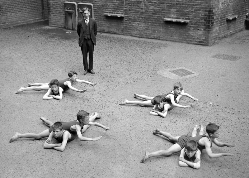 Обучение плаванью на школьном дворе. Великобритания, 1920-е гг.