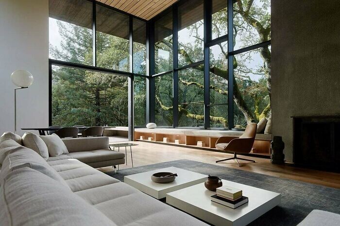 Супер-просторная гостиная в доме, окруженном дубами. Калифорния, США